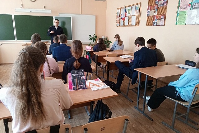 В МБОУ "Лицей р.п. Исса имени Н.Н. Гаврилова" прошла всреча учащихся с капитаном полиции МВД России А.В. Тришкиным.