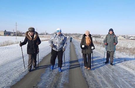 Члены клуба скандинавская ходьба совершили прогулку на свежем воздухе по окрестностям посёлка