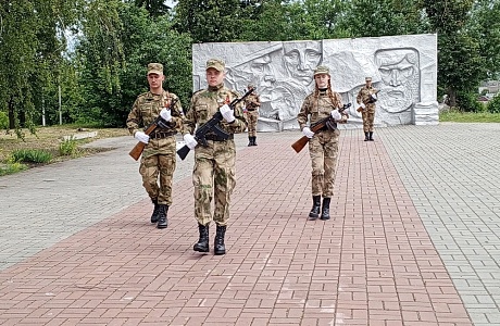 В День памяти и скорби юнармейцы МБОУ "Лицей р. п. Исса имени Н.Н. Гаврилова" несут Почётный караул на памятной Стеле