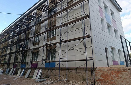 Ремонт фасада Иссинской участковой больницы планируют закончить в октябре
