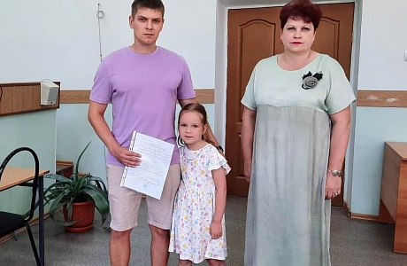Участнику жилищной программы вручен жилищный сертификат Участнику жилищной программы вручен жилищный сертификат