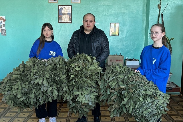 Молодогвардейцы передали маскировочные сети участнику специальной военной операции