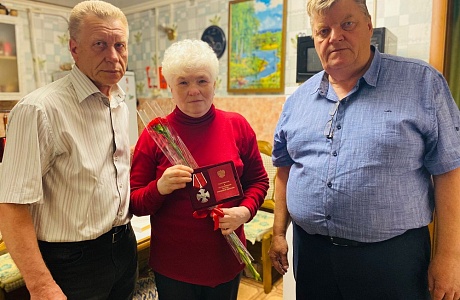 Орден Мужества вручили матери погибшего участника СВО Орден Мужества вручили матери погибшего участника СВО