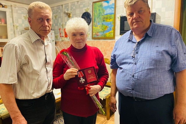Орден Мужества вручили матери погибшего участника СВО Орден Мужества вручили матери погибшего участника СВО