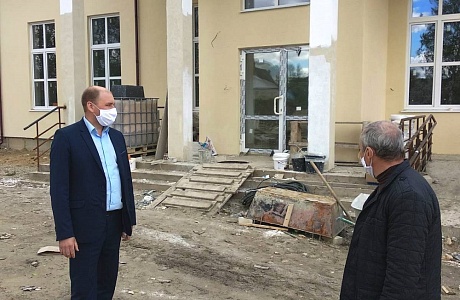 Глава администрации Иссинского района Николай Аргаткин проконтролировал ход строительных работ сельского Дома культуры в с.Каменный Брод