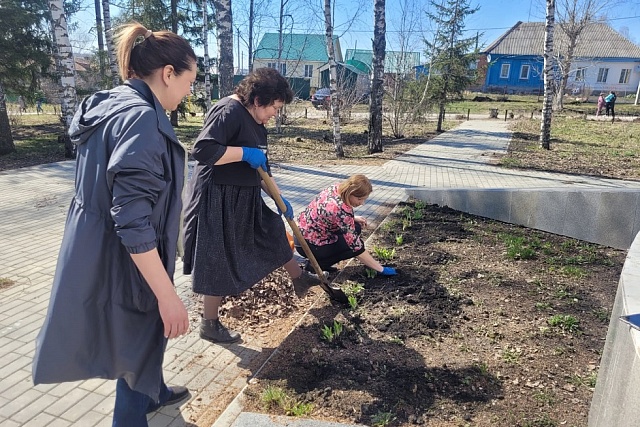 В Иссинском районе продолжаются работы по благоустройству территорий
