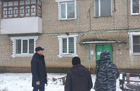Глава администрации Иссинского района Николай Аргаткин проконтролировал работы по капитальному ремонту кровли МКД в р.п. Исса