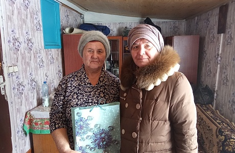 В преддверии Международного женского дня в селе Верхняя-Салмовка была проведена поздравительная акция для матерей участников специальной военной операции «Дарите женщинам цветы»