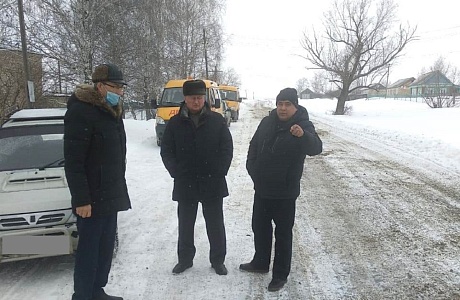 Заместитель главы администрации Иссинского района проконтролировал ход работ по  очистке и вывозу снега с дорог и мостовых сооружений района