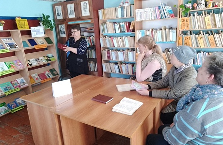 В библиотеке свх. Маяк проведен поэтический звездопад «Поэзии волшебные строки» В библиотеке свх. Маяк проведен поэтический звездопад «Поэзии волшебные строки»