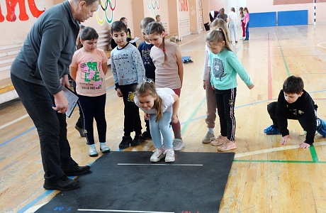 Среди иссинских и дмитриевских школьников провели спортивные часы "Готов к труду и обороне"