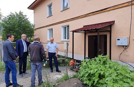 Исполняющий обязанности главы Иссинского района Николай Аргаткин проконтролировал ход ремонтных работ многоквартирного дома в р.п. Исса